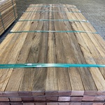 Ca. 84x Guyana Teak regels geschaafd, 45x68mm, lengte 425cm